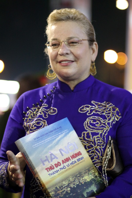 Một độc giả nước ngoài hào hứng chia sẻ về những cuốn sách nói về lịch sử Thủ đô Hà Nội