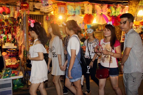 Bạn trẻ “trở lại tuổi thơ” bằng những món hóa trang ngộ nghĩnh