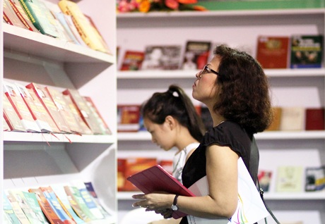 Nhiều độc giả đã tìm đến với Hội sách dù khai mạc vào buổi tối