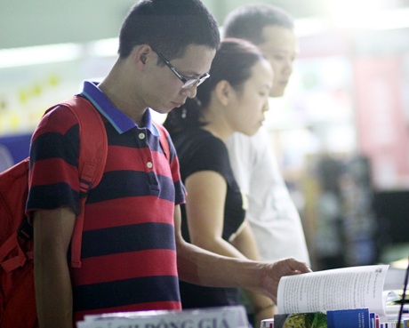 Nhiều mặt hàng sách giảm giá 30-60% được bày bán tại Hội sách