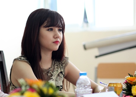 Nữ thạc sĩ Luật xinh đẹp trên hàng ghế giám khảo cuộc thi hoa khôi của trường cũ