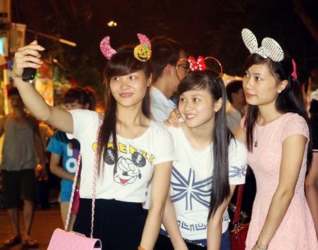 Du khách nước ngoài tỏ ra thích thú với không khí vui chơi trung thu rộn ràng của giới trẻ Hà Nội