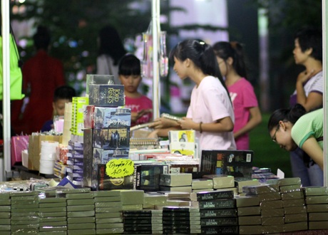 Nhiều mặt hàng sách giảm giá 30-60% được bày bán tại Hội sách