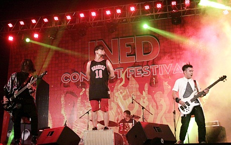  Sân khấu thực sự bùng nổ với sự xuất hiện của ban nhạc Eighteen plus