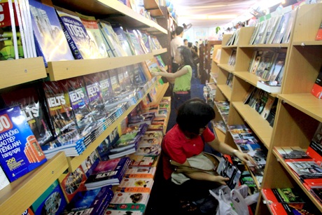 Các gian sách được bố trí đẹp mắt, quy củ không kém gì các hiệu sách lớn