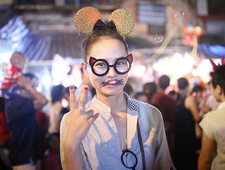 Các cô gái xinh xắn thích thú với những món đồ hóa trang như bờm tai chuột, mặt nạ dạ hội...