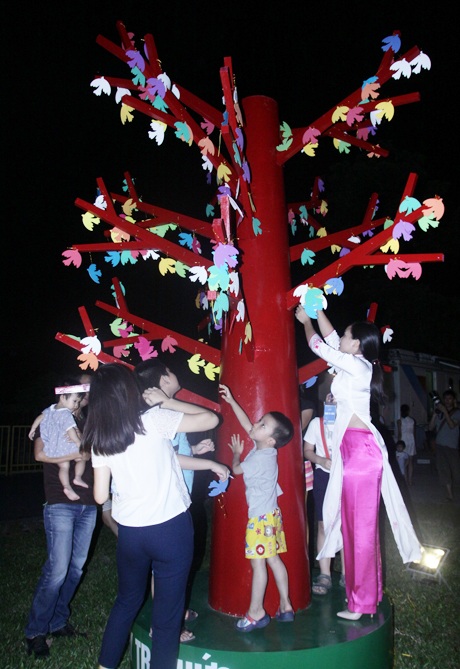 Độc giả nhiều lứa tuổi tìm tới Hội sách Hà Nội 2014