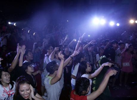 Tân sinh viên Báo chí cuồng nhiệt và bùng nổ trong đêm đại nhạc hội