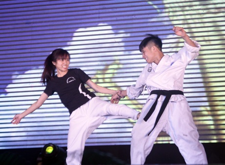 Thành viên CLB Võ thuật thể hiện những đường quyền mạnh mẽ trên sân khấu