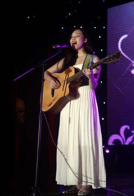  Nữ sinh ngọt ngào trong giai điệu guitar mộc mạc, trữ tình