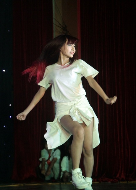 Cựu á khôi trường – Xuân Anh tiếp lửa cho đàn em bằng thế mạnh vũ đạo đẹp mắt