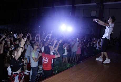 Và hoàn toàn chinh phục các bạn sinh viên với bản hit “Nóng”