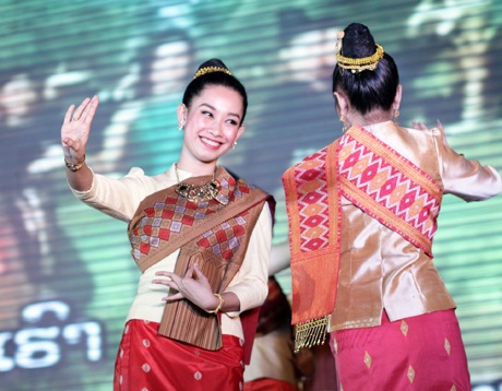 Những sinh viên người Lào ra mắt Học viện với điệu múa truyền thống uyển chuyển