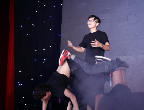 Vũ đạo mạnh mẽ của các nam sinh