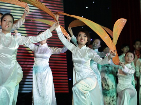 Sinh viên trường Báo thể hiện tiết mục văn nghệ hướng về biển đảo