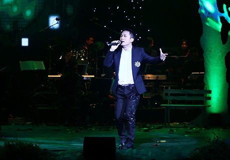 Tùng Dương thể hiện cá tính qua Chiều không em, Mẹ, Một dại khờ một tôi, Chiều phủ Tây Hồ