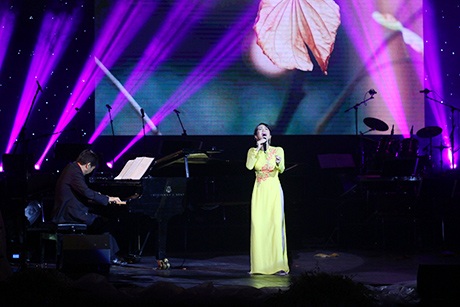 Nhạc sĩ Phú Quang đệm đàn cho Hồng Nhung hát