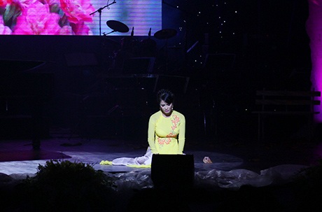 Cô ca sĩ quỳ sụp trên sân khấu để thể hiện tâm trạng bài hát