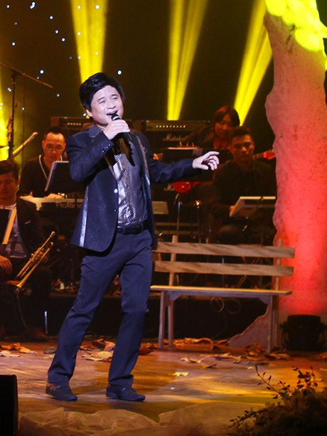 Ca sĩ Tấn Minh trình bày ca khúc