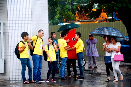 Đi hiến máu với người trẻ bây giờ đã trở thành một niềm vui và hãnh diện.