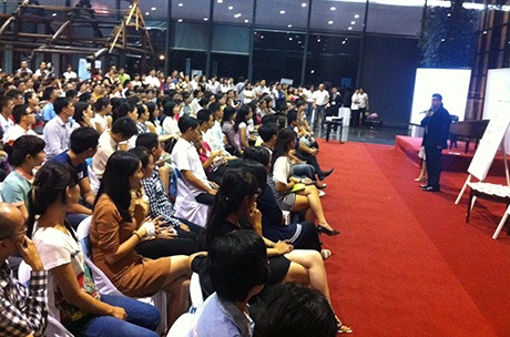 Tiến sĩ tâm lý nổi tiếng thế giới dạy bạn trẻ "Sống để yêu thương" - 2 Hàng trăm người đã lắng nghe những chia sẻ của Tiến sĩ Menis