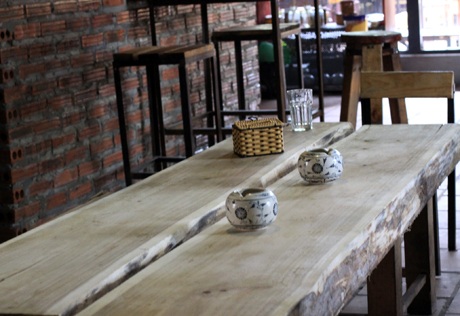 Chủ nhân các gian hàng đều là những người trẻ năng động, sáng tạo và yêu nghệ thuật