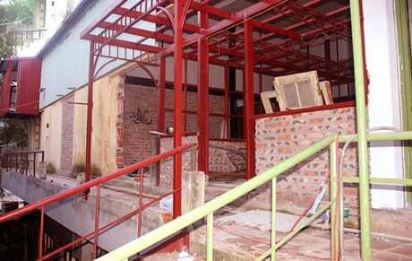 Một số gian hàng vẫn đang trong những bước sửa sang cuối cùng trước khi chính thức mở cửa