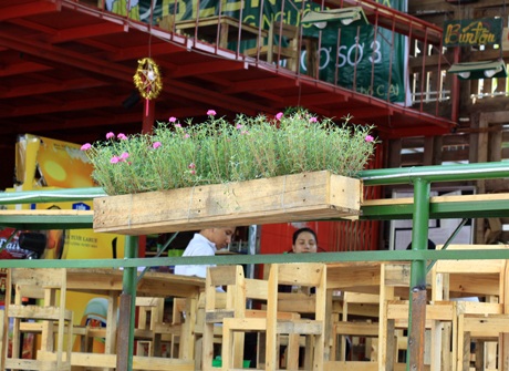 Bàn ghế gỗ, tường gạch thô sơ gợi nhớ không khí “phủi bụi” tại Zone9 cũ