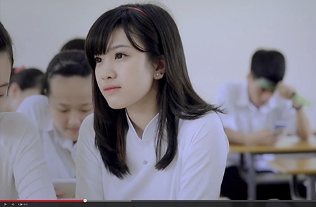 Nữ sinh "giống diễn viên Hàn": Xinh đẹp, học giỏi và đa tài - 2 Hồng Nhung diễn xuất trong một MV mới được sản xuất gần đây
