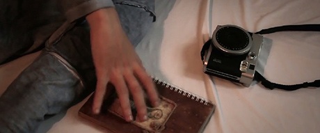 Cuốn nhật ký và chiếc máy ảnh kỷ vật của Phương là cầu nối để Huy quay về quá khứ