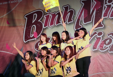 Các thành viên của CLB Du lịch trẻ nhảy vũ đạo vui nhộn trên nền nhạc