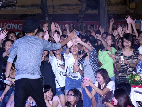 Rapper rời sân khấu để được gần gũi hơn với các khán giả hâm mộ