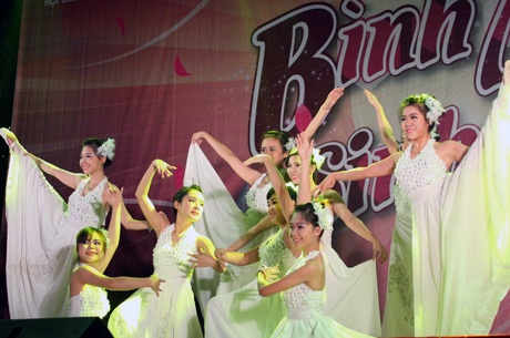 Có lúc dịu dàng, du dương trong màn múa Vũ khúc đại dương