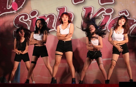 Cô gái xinh đẹp đắm mình trong vở nhạc kịch chủ đề Thủy thủ K56