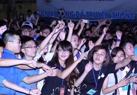 Sinh viên ĐH Kinh tế quốc dân nhiệt thành, hào hứng cổ vũ từ khu vực khán giả