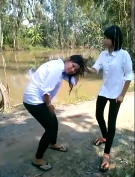 Thêm clip nữ sinh hung hăng đánh bạn chỉ vì... "nhìn thấy ghét" - 2 Túm tóc