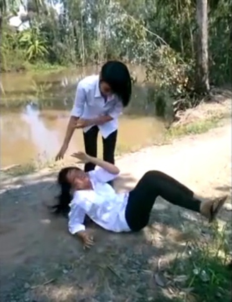 Thêm clip nữ sinh hung hăng đánh bạn chỉ vì... "nhìn thấy ghét" - 3 Và kéo lê bạn trên đường (Ảnh cắt từ clip)