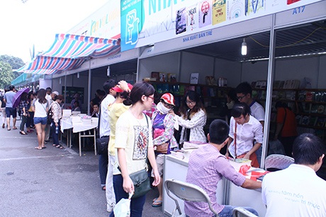 Hội sách Hà Nội thu hút rất đông độc giả quan tâm