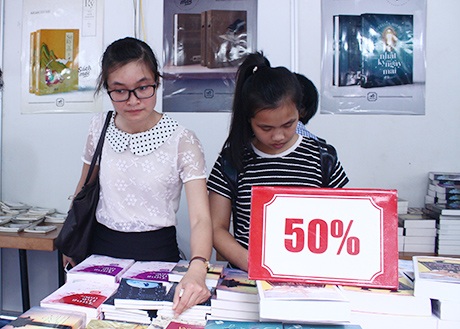 Hàng trăm đầu sách giá rẻ được bày bán tại Hội sách Hà Nội