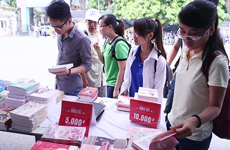 Nhiều đầu sách chỉ còn 5.000 - 10.000 đồng