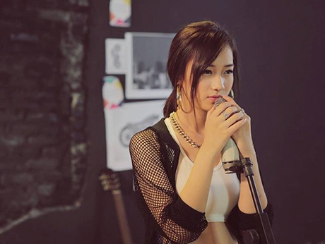 “Hotgirl” bất ngờ gặp rắc rối vì trùng tên với... nghi phạm ma túy - 7 Hình ảnh mới nhất của Trâm Anh khiến cho các fan đoán mò rằng cô đang có ý định trở thành ca sĩ