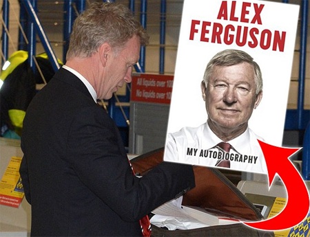 Moyes “vác” tự truyện của Ferguson tới Tây Ban Nha - 1 Cuốn tự truyện của Ferguson trong va li của Moyes