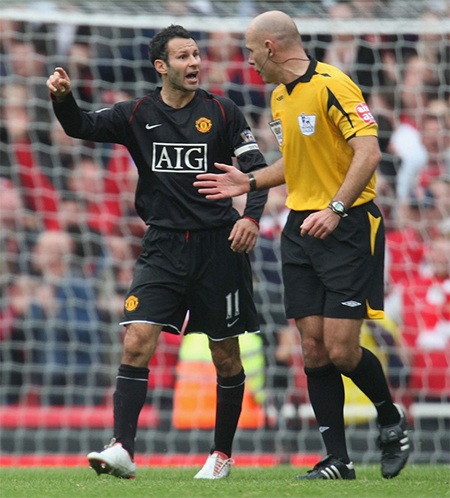 10 lần trọng tài Howard Webb chống lại MU - 3 10 lần trọng tài Howard Webb chống lại Man Utd