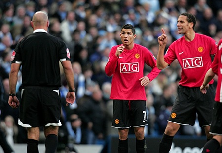 10 lần trọng tài Howard Webb chống lại MU - 4 10 lần trọng tài Howard Webb chống lại Man Utd