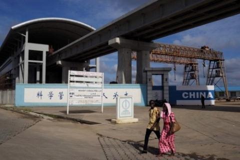Tham vọng đường sắt Trung Quốc: Muốn kiểm soát kinh tế toàn cầu? - 1 Một công trình xây dựng của Trung Quốc ở Nigeria