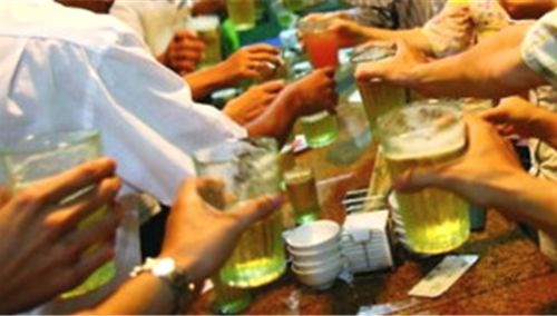 Giá bia, rượu tăng cao dịp Tết nguyên đán - 1 Các doanh nghiệp bia rượu đang cấp tập tăng sản lượng cho thị trường Tết