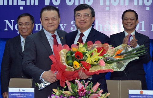 Ông Phạm Lê Thanh kiêm nhiệm Chủ tịch EVN - 1 Ông Phạm Lê Thanh (trái) đồng thời kiêm nhiệm 2 chức vụ Chủ tịch HĐTV và Tổng giám đốc EVN