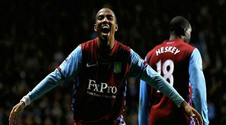 Ashley Young chính thức cập bến Old Trafford - 1 Ashley Young chính thức cập bến Old Trafford - 1