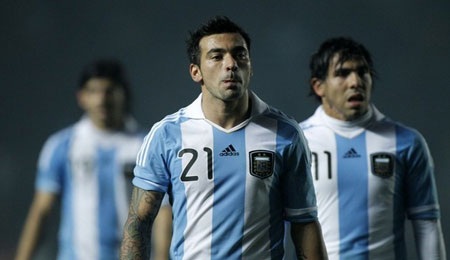 Tevez cùng Lavezzi phải ngồi dự bị trận Costa Rica - 1