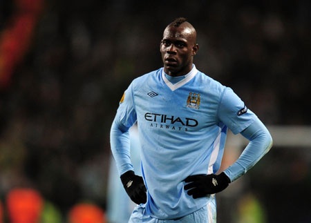 Hết giành đá phạt với Kolorov, Balotelli gây hấn cả Yaya Toure - 1 Hết giành đá phạt với Kolorov, Balotelli gây hấn cả Yaya Toure